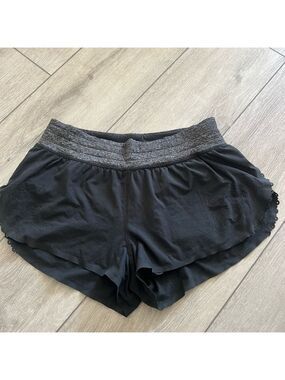 Lululemon hotty hot perforated scalloped Black Shorts 2.5 inseam with lining 6